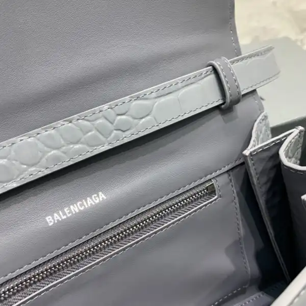 Repladies offers premium fake Louis bags at unbeatable prices. Our products are cheap because we focus on direct sales BALENCIAGA  HOURGLASS CHAIN BAG 0126