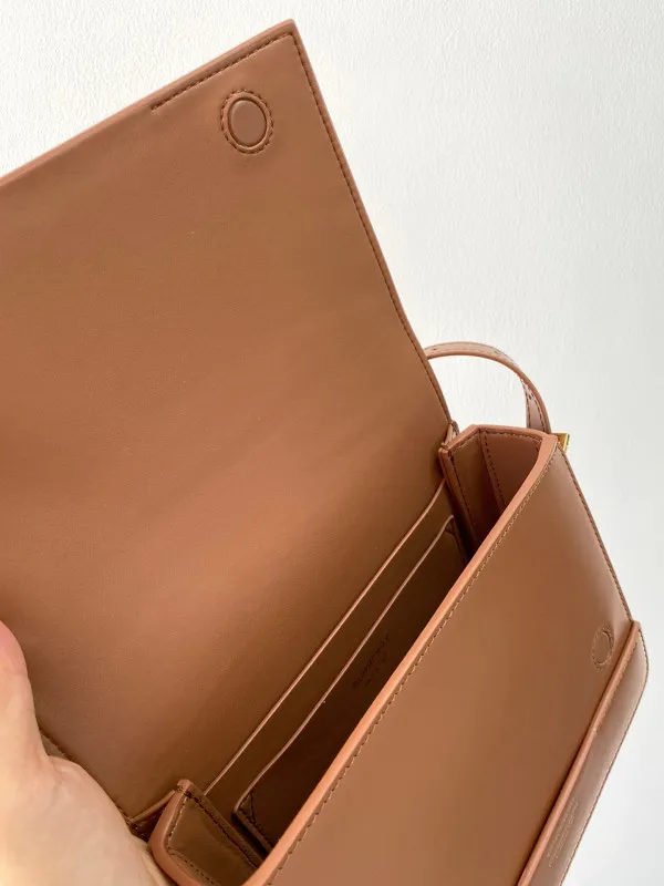 Repladies offers premium fake Louis bags at unbeatable prices. Our products are cheap because we focus on direct sales BURBERRY Small Leather Grace Bag 0119