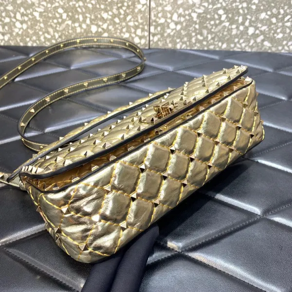 Repladies offers premium fake Louis bags at unbeatable prices. Our products are cheap because we focus on direct sales VALENTINO ROCKSTUD SPIKE SHOULDER BAG IN CRACKLE-EFFECT METALLIC 0120