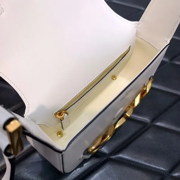 Repladies offers premium fake Louis bags at unbeatable prices. Our products are cheap because we focus on direct sales VALENTINO VLOGO CHAIN SMALL CALFSKIN SHOULDER BAG 0120