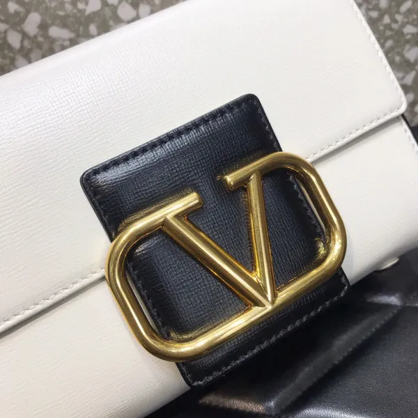 Repladies offers premium fake Louis bags at unbeatable prices. Our products are cheap because we focus on direct sales Valentino STUD SIGN SHOULDER BAG 0120