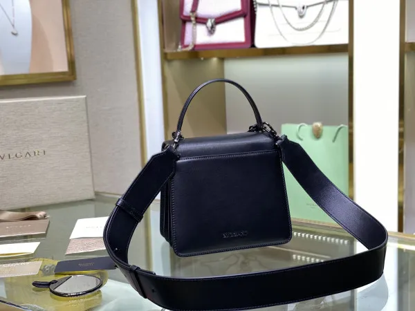 Repladies offers premium fake Louis bags at unbeatable prices. Our products are cheap because we focus on direct sales BVLGARI SERPENTI FOREVER TOP HANDLE-18CM 0117