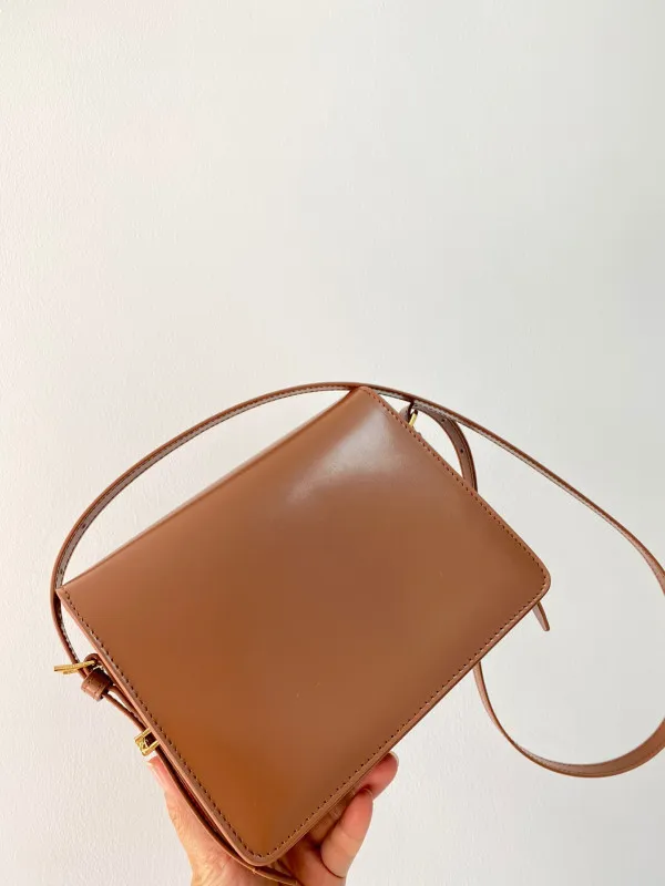 Repladies offers premium fake Louis bags at unbeatable prices. Our products are cheap because we focus on direct sales BURBERRY Small Leather Grace Bag 0119