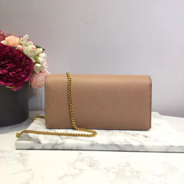 Repladies offers premium fake Louis bags at unbeatable prices. Our products are cheap because we focus on direct sales VALENTINO GARAVANI VSLING GRAINY CALFSKIN WALLET WITH CHAIN STRAP 0120