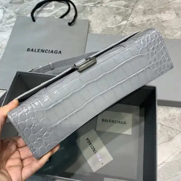 Repladies offers premium fake Louis bags at unbeatable prices. Our products are cheap because we focus on direct sales BALENCIAGA  HOURGLASS CHAIN BAG 0126