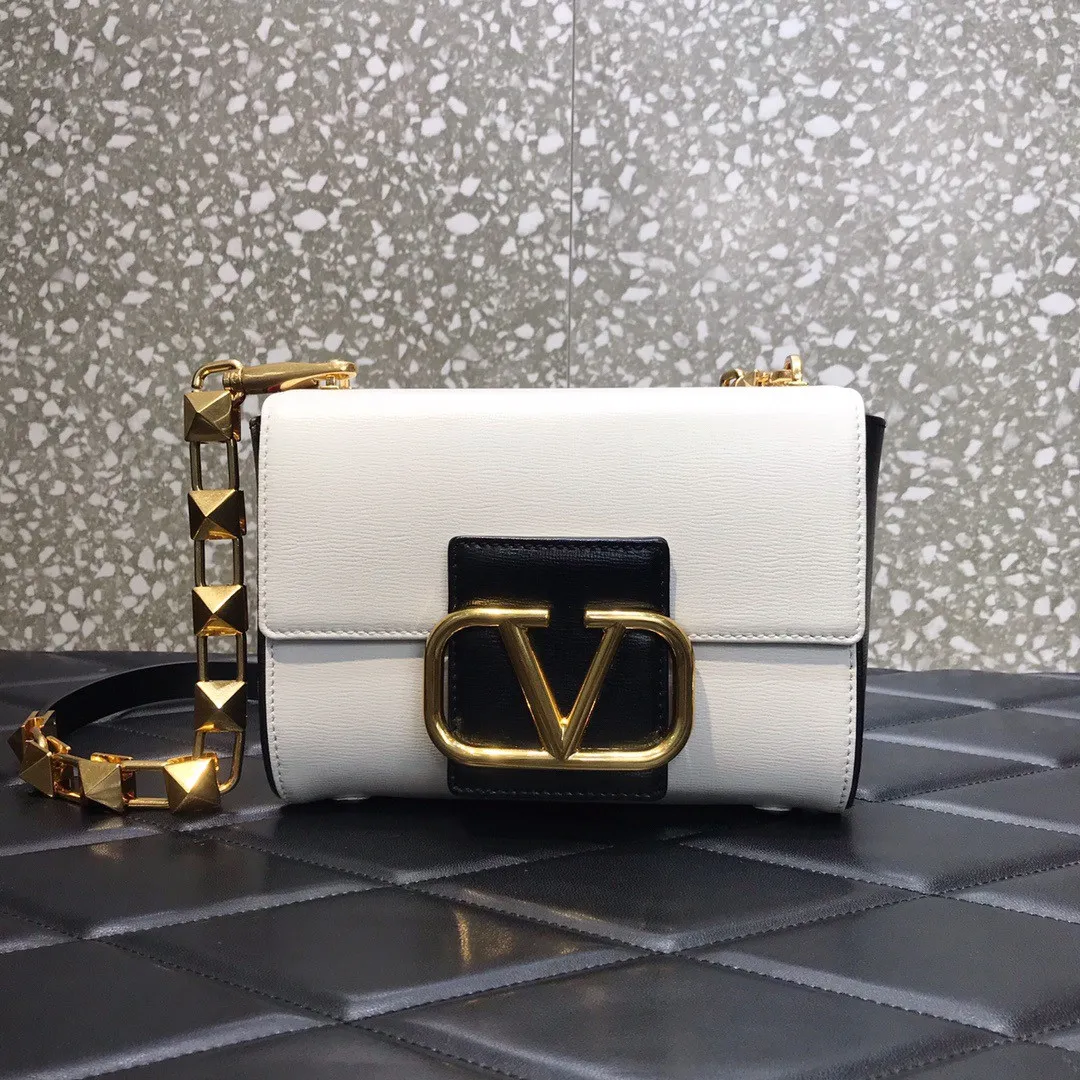 Repladies offers premium fake Louis bags at unbeatable prices. Our products are cheap because we focus on direct sales Valentino STUD SIGN SHOULDER BAG 0120