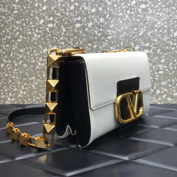 Repladies offers premium fake Louis bags at unbeatable prices. Our products are cheap because we focus on direct sales Valentino STUD SIGN SHOULDER BAG 0120