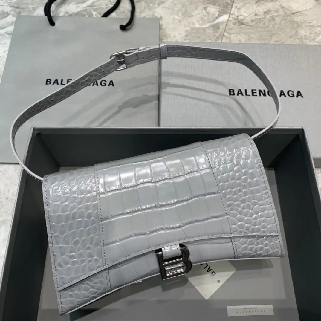 Repladies offers premium fake Louis bags at unbeatable prices. Our products are cheap because we focus on direct sales BALENCIAGA  HOURGLASS CHAIN BAG 0126