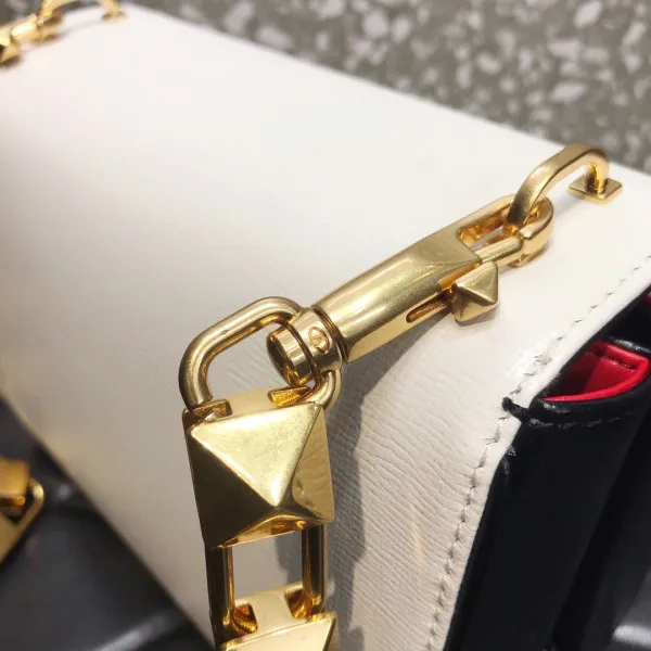 Repladies offers premium fake Louis bags at unbeatable prices. Our products are cheap because we focus on direct sales Valentino STUD SIGN SHOULDER BAG 0120