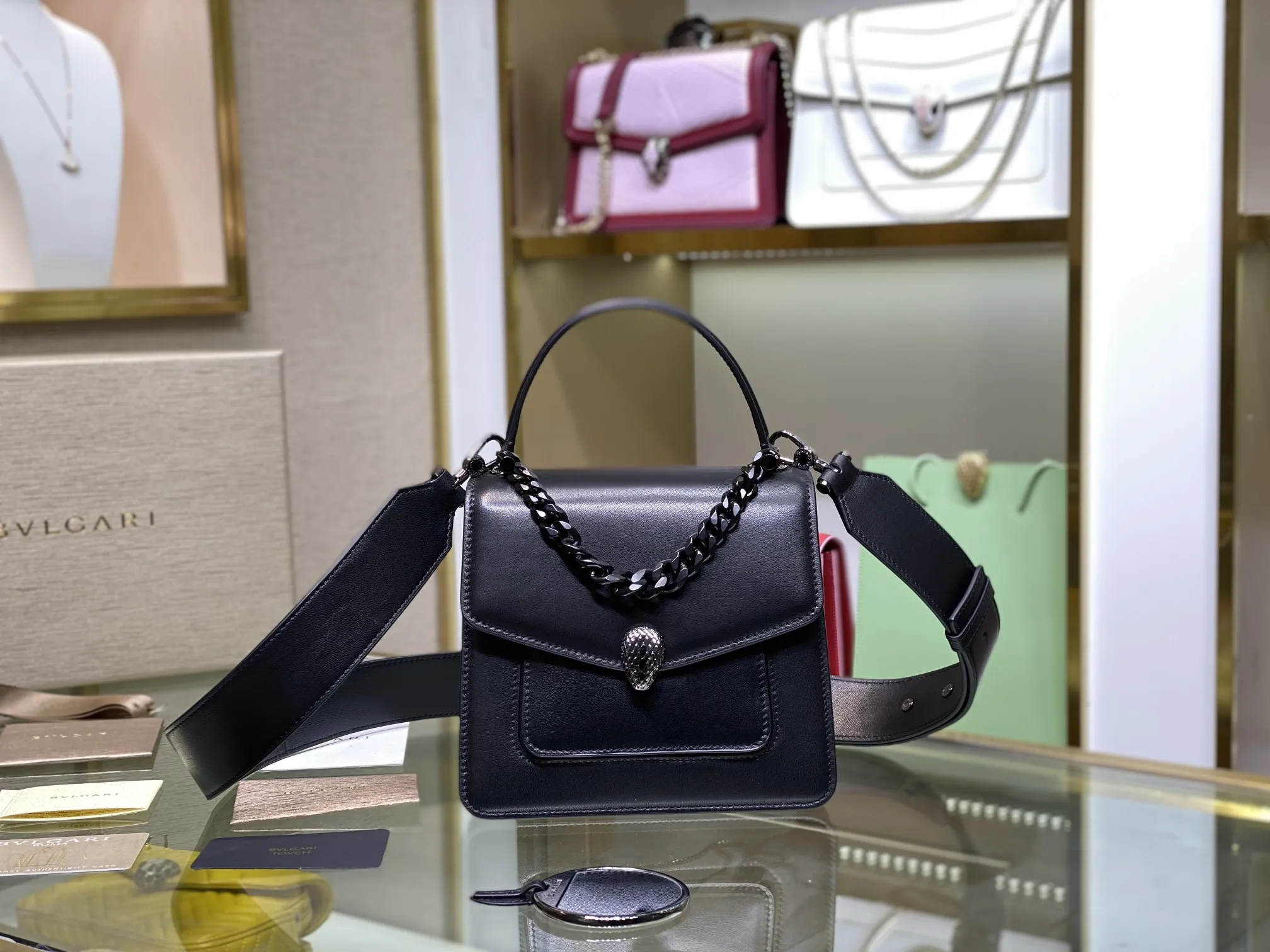 Repladies offers premium fake Louis bags at unbeatable prices. Our products are cheap because we focus on direct sales BVLGARI SERPENTI FOREVER TOP HANDLE-18CM 0117