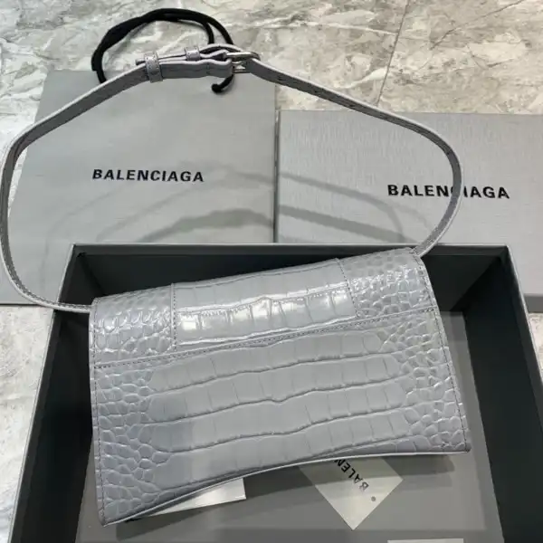 Repladies offers premium fake Louis bags at unbeatable prices. Our products are cheap because we focus on direct sales BALENCIAGA  HOURGLASS CHAIN BAG 0126