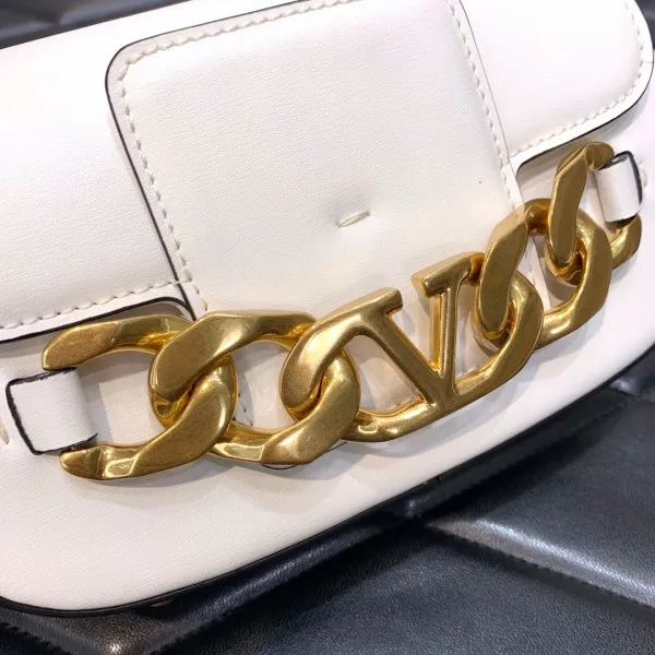 Repladies offers premium fake Louis bags at unbeatable prices. Our products are cheap because we focus on direct sales VALENTINO VLOGO CHAIN SMALL CALFSKIN SHOULDER BAG 0120