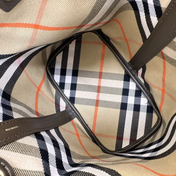 Repladies offers premium fake Louis bags at unbeatable prices. Our products are cheap because we focus on direct sales Burberry Mini Check Drawstring Pouch​ 0119