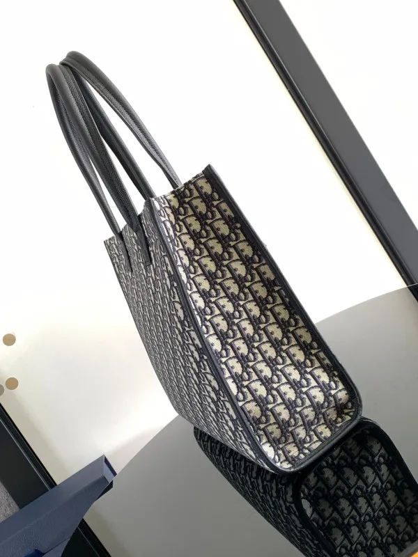 Repladies offers premium fake Louis bags at unbeatable prices. Our products are cheap because we focus on direct sales Diro Safari Tote Bag-39*35*11CM 0113