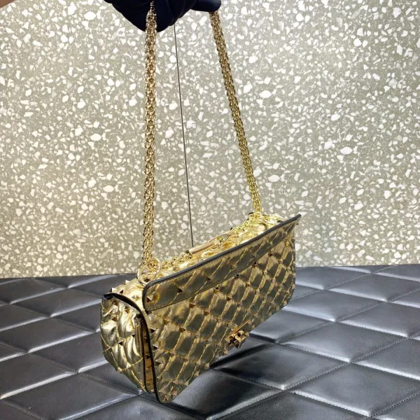 Repladies offers premium fake Louis bags at unbeatable prices. Our products are cheap because we focus on direct sales VALENTINO ROCKSTUD SPIKE SHOULDER BAG IN CRACKLE-EFFECT METALLIC 0120