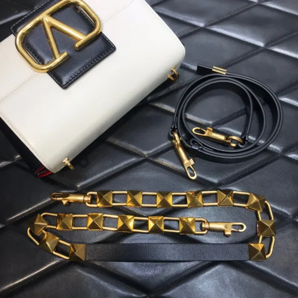 Repladies offers premium fake Louis bags at unbeatable prices. Our products are cheap because we focus on direct sales Valentino STUD SIGN SHOULDER BAG 0120