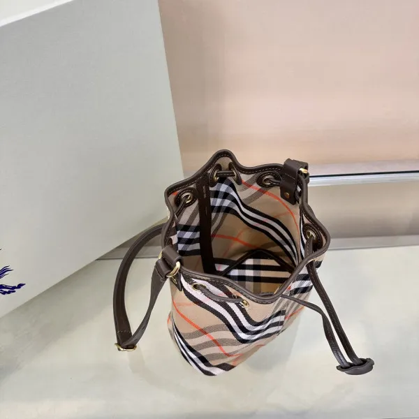 Repladies offers premium fake Louis bags at unbeatable prices. Our products are cheap because we focus on direct sales Burberry Mini Check Drawstring Pouch​ 0119