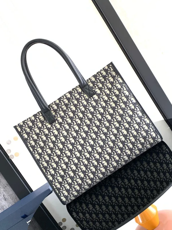 Repladies offers premium fake Louis bags at unbeatable prices. Our products are cheap because we focus on direct sales Diro Safari Tote Bag-39*35*11CM 0113