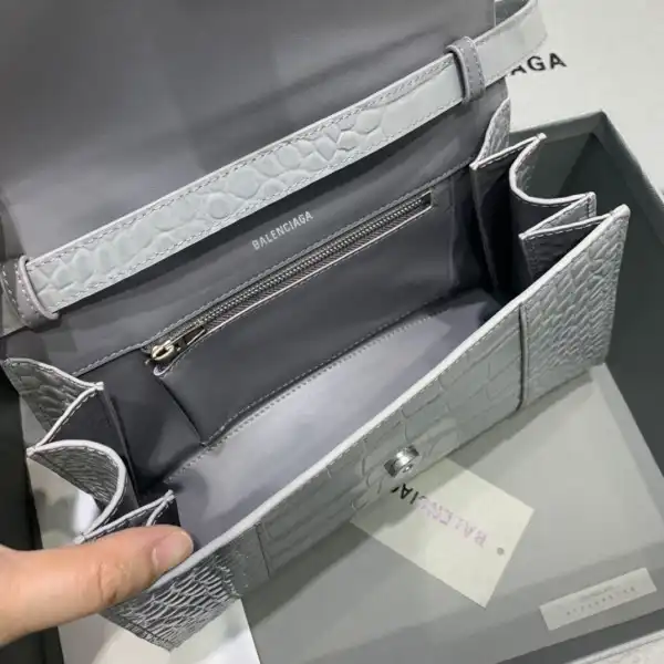 Repladies offers premium fake Louis bags at unbeatable prices. Our products are cheap because we focus on direct sales BALENCIAGA  HOURGLASS CHAIN BAG 0126