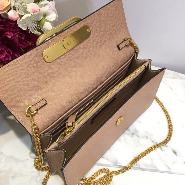 Repladies offers premium fake Louis bags at unbeatable prices. Our products are cheap because we focus on direct sales VALENTINO GARAVANI VSLING GRAINY CALFSKIN WALLET WITH CHAIN STRAP 0120