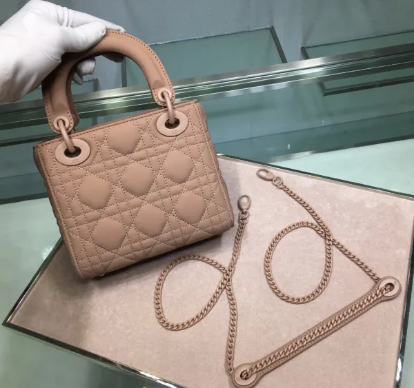 Repladies offers premium fake Louis bags at unbeatable prices. Our products are cheap because we focus on direct sales LADY DIRO ULTRA MATTE 0113