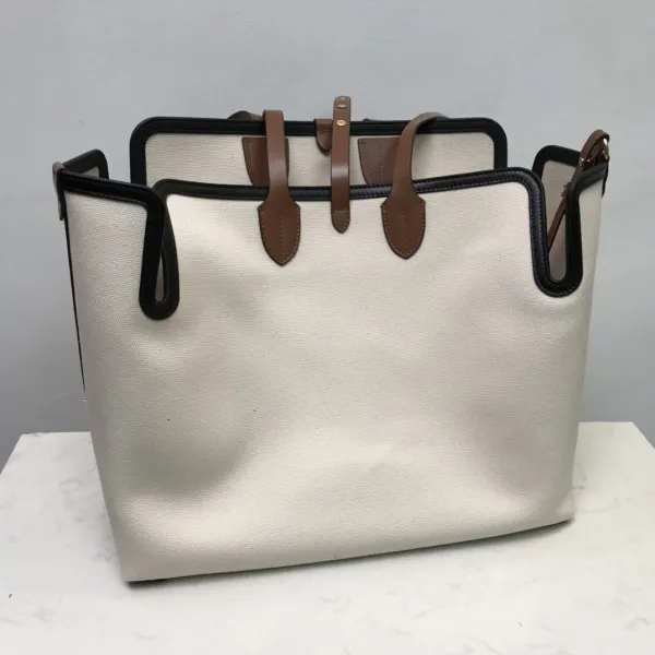 Repladies offers premium fake Louis bags at unbeatable prices. Our products are cheap because we focus on direct sales BURBERRY The Medium Soft Cotton Canvas Belt Bag 0119