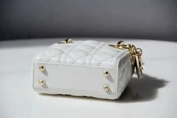 Repladies offers premium fake Louis bags at unbeatable prices. Our products are cheap because we focus on direct sales LADY DIRO MINI -17-15-7CM 0122