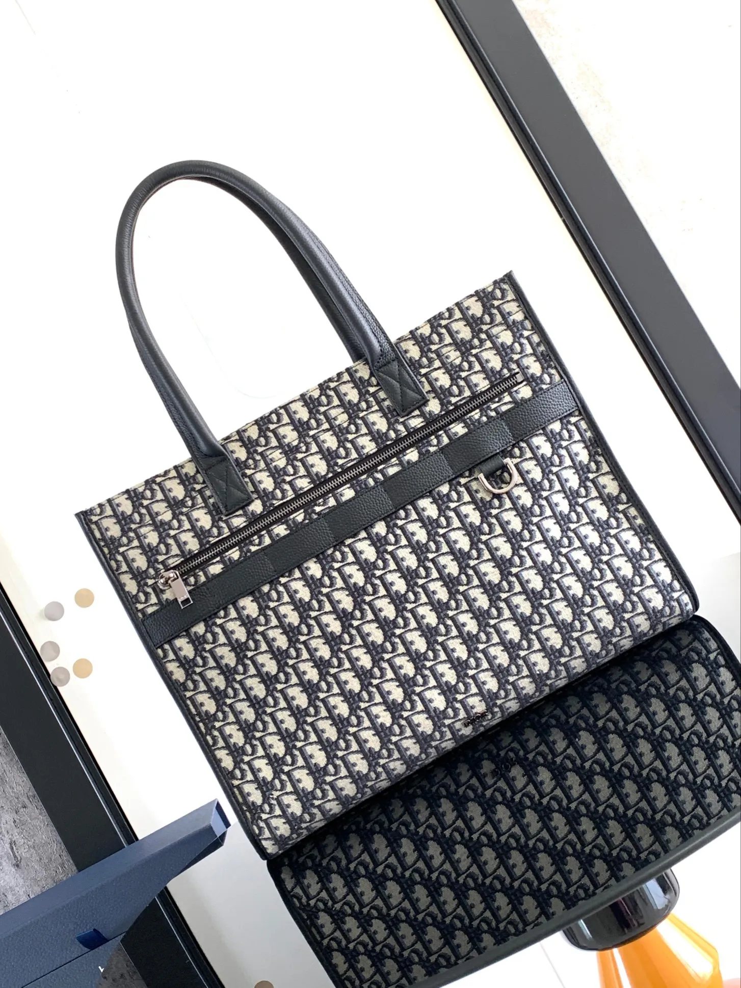 Repladies offers premium fake Louis bags at unbeatable prices. Our products are cheap because we focus on direct sales Diro Safari Tote Bag-39*35*11CM 0113