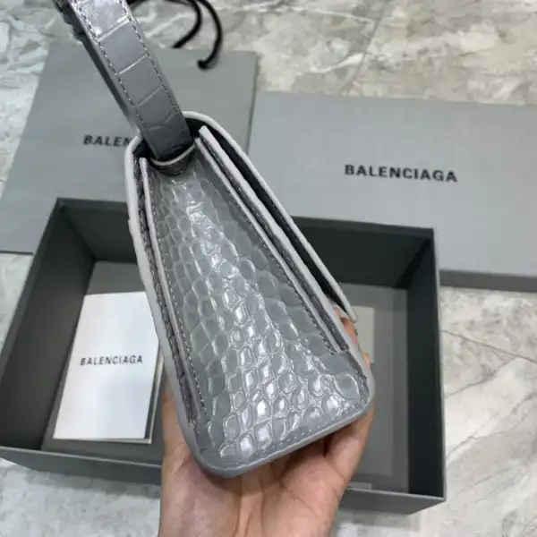 Repladies offers premium fake Louis bags at unbeatable prices. Our products are cheap because we focus on direct sales BALENCIAGA  HOURGLASS CHAIN BAG 0126