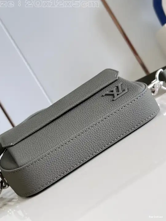 Eliminating the middleman and passing on savings to you. With massive production and tax-free benefits LOUIS VUITTON Wearable Pilot Wallet-20*12*5.5CM 0222