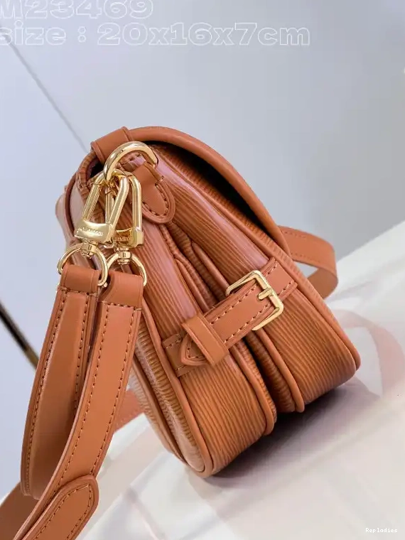 Repladies offers premium fake Louis bags at unbeatable prices. Our products are cheap because we focus on direct sales BB VUITTON Saumur LOUIS 0225