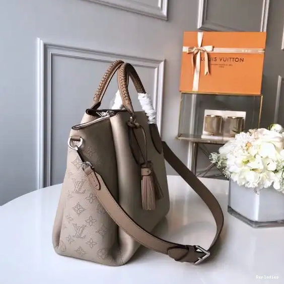 Repladies offers premium fake Louis bags at unbeatable prices. Our products are cheap because we focus on direct sales Haumea Louis Bag Vuitton 0208