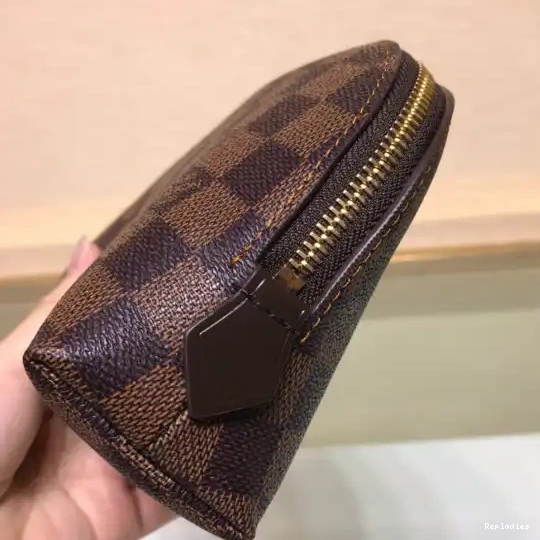 Repladies offers premium fake Louis bags at unbeatable prices. Our products are cheap because we focus on direct sales GM VUITTON POUCH LOUIS COSMETIC 0227