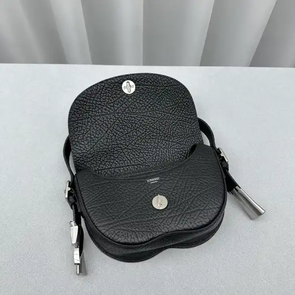 Repladies offers premium fake Louis bags at unbeatable prices. Our products are cheap because we focus on direct sales BURBERRY Chess Satchel 0203