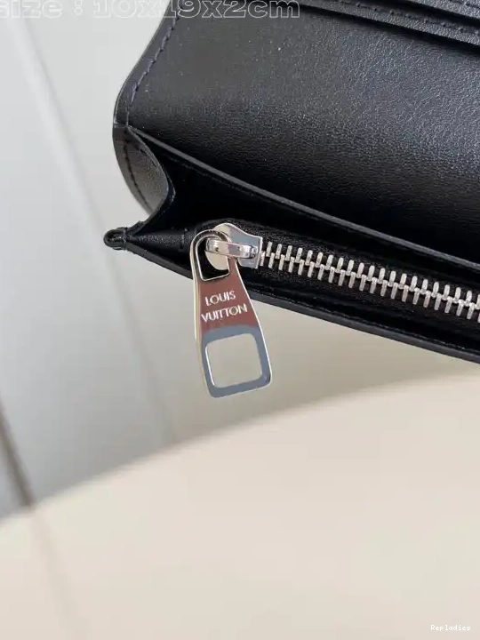 Repladies offers premium fake Louis bags at unbeatable prices. Our products are cheap because we focus on direct sales VUITTON LOUIS BRAZZA WALLET-10*19*2cm 0210