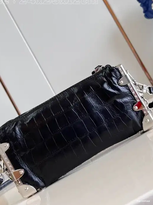 Repladies offers premium fake Louis bags at unbeatable prices. Our products are cheap because we focus on direct sales Slim Louis Vuitton Trunk-23*12*4CM 0215