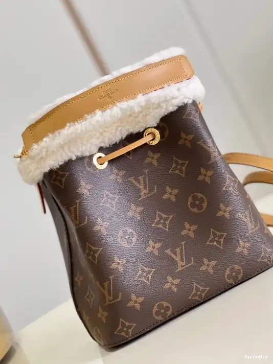 Repladies offers premium fake Louis bags at unbeatable prices. Our products are cheap because we focus on direct sales LOUIS VUITTON NÉONOÉ BB 0223