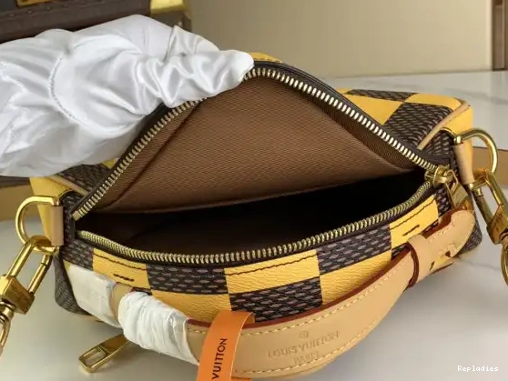 Eliminating the middleman and passing on savings to you. With massive production and tax-free benefits LOUIS VUITTON Chess Messenger-24*24*8CM 0224