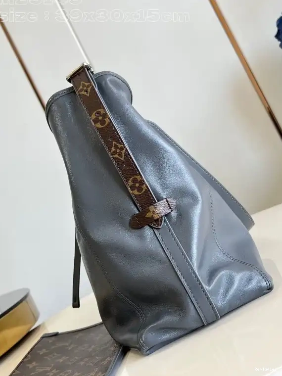 Eliminating the middleman and passing on savings to you. With massive production and tax-free benefits 39 CarryAll MM- x 15cm x LOUIS VUITTON 30 0224