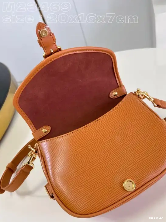 Repladies offers premium fake Louis bags at unbeatable prices. Our products are cheap because we focus on direct sales BB VUITTON Saumur LOUIS 0225