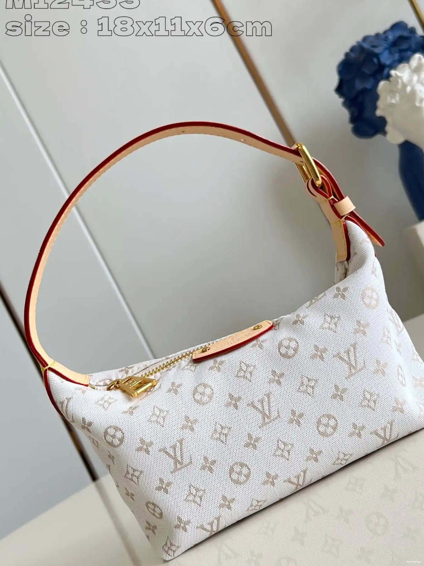 Repladies offers premium fake Louis bags at unbeatable prices. Our products are cheap because we focus on direct sales Pochette Vuitton Hills Louis 0215