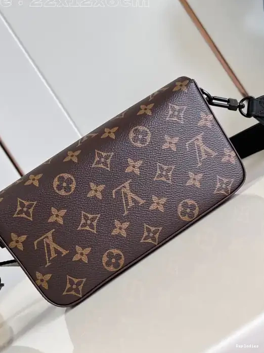 Eliminating the middleman and passing on savings to you. With massive production and tax-free benefits Wearable Montsouris Wallet LOUIS VUITTON 0208