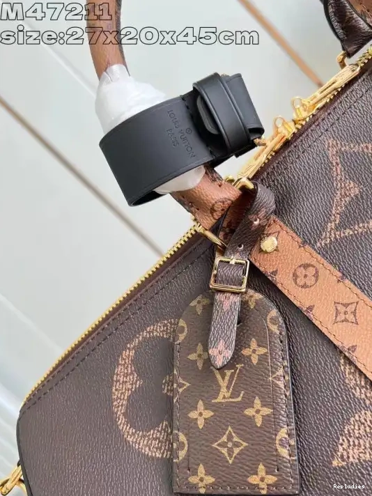 Repladies offers premium fake Louis bags at unbeatable prices. Our products are cheap because we focus on direct sales LOUIS 45 BANDOULIÈRE KEEPALL VUITTON 0221