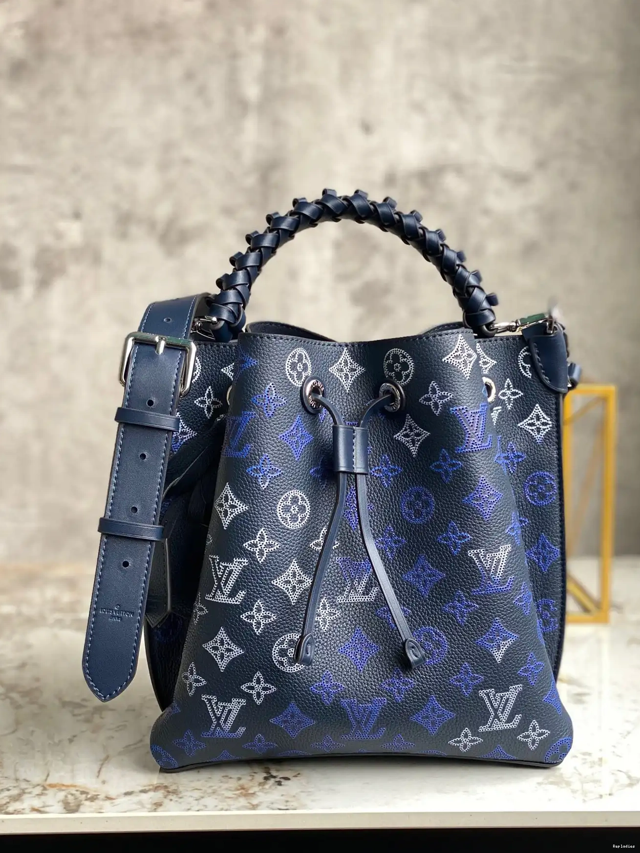 Repladies offers premium fake Louis bags at unbeatable prices. Our products are cheap because we focus on direct sales VUITTON MURIA LOUIS 0222