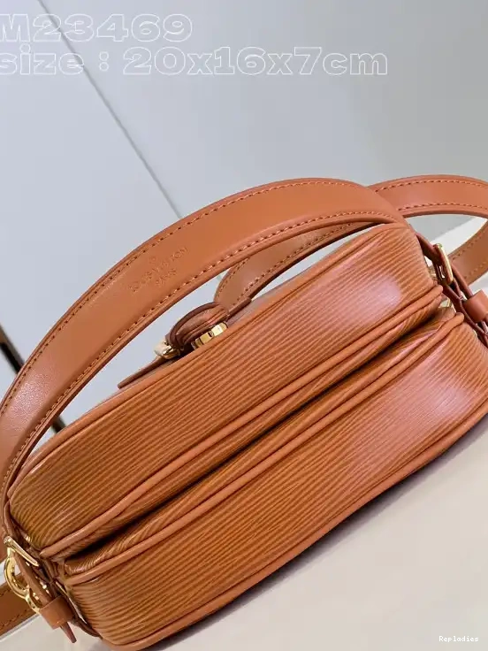 Repladies offers premium fake Louis bags at unbeatable prices. Our products are cheap because we focus on direct sales BB VUITTON Saumur LOUIS 0225