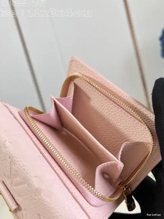 Repladies offers premium fake Louis bags at unbeatable prices. Our products are cheap because we focus on direct sales Louis Métis Vuitton Wallet-11*8*4CM 0216