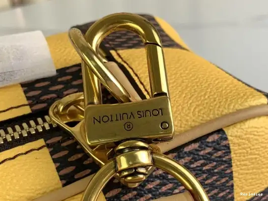 Eliminating the middleman and passing on savings to you. With massive production and tax-free benefits LOUIS VUITTON Chess Messenger-24*24*8CM 0224