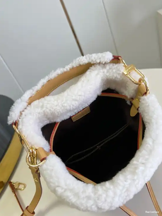 Repladies offers premium fake Louis bags at unbeatable prices. Our products are cheap because we focus on direct sales LOUIS VUITTON NÉONOÉ BB 0223