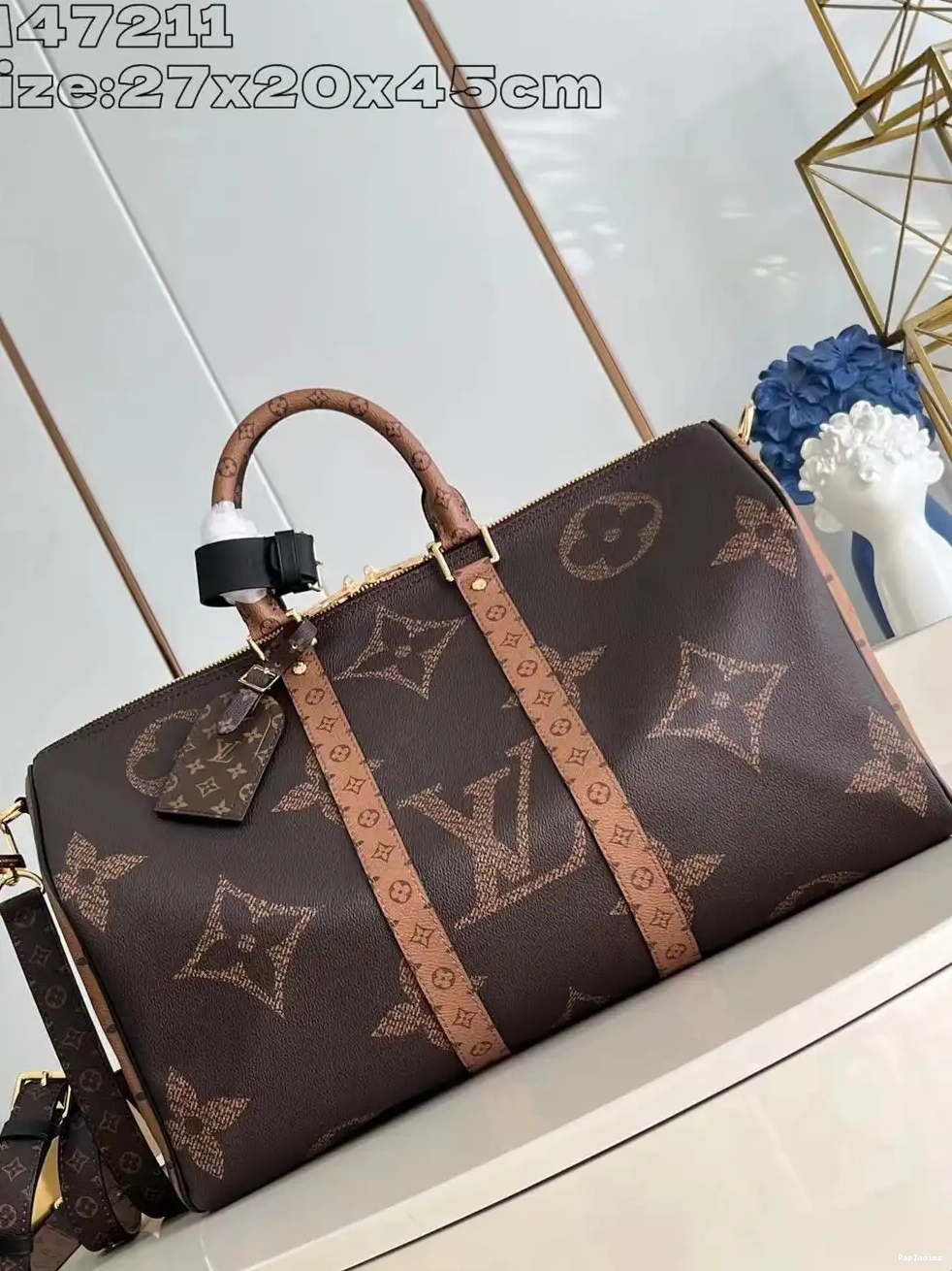 Repladies offers premium fake Louis bags at unbeatable prices. Our products are cheap because we focus on direct sales LOUIS 45 BANDOULIÈRE KEEPALL VUITTON 0221