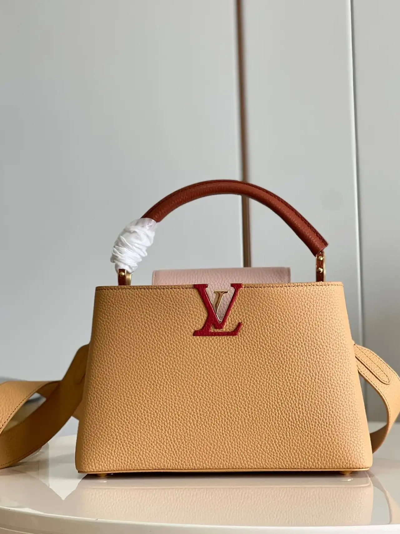 Repladies offers premium fake Louis bags at unbeatable prices. Our products are cheap because we focus on direct sales LOUIS VUITTON MM CAPUCINES 0226